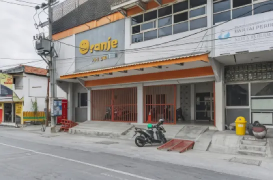 RedDoorz near Suroboyo Carnival Park Hotels in Surabaya