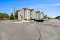 Microtel Inn & Suites by Wyndham Manistee - parking