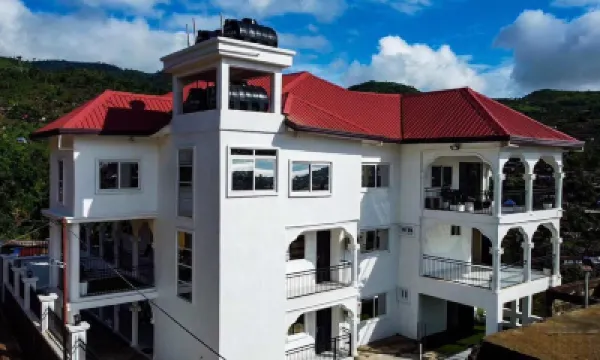 2 Bed Apartment Sleeps 4 - Jacuzzi Parking Wifi Hotels in 