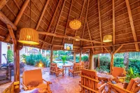 2 Friends Beach Hotel