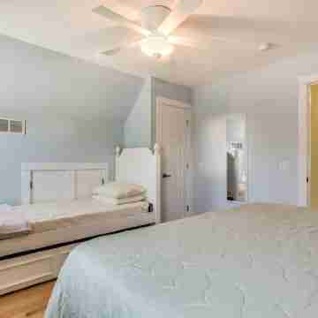 Beachfront Luxury Home-Lake Views, Fire Pit, Large Yard, Game Room-Walk to Town Rooms