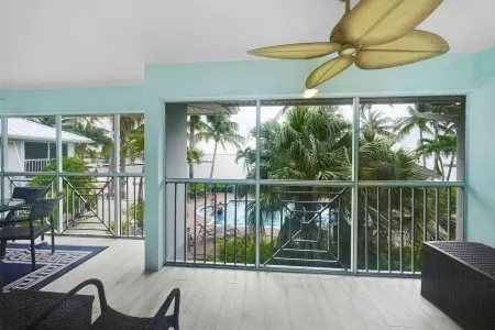 Stunning beachfront condo next to restaurant & a short drive to famous RumPoint Отели в г. Rum Point