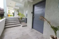 Splashing view of waves Các khách sạn ở Tower Isle