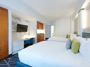Warwick Le Crystal Montreal