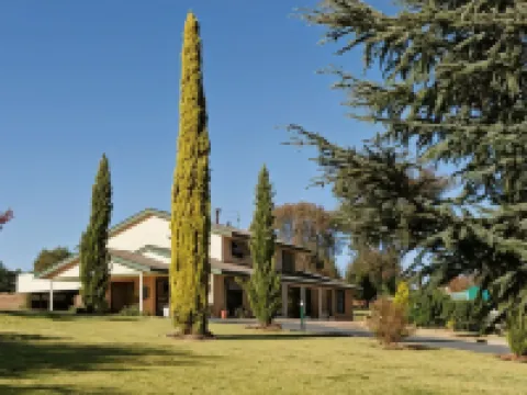 Hilltops Retreat Motor Inn Hotels in Young