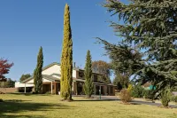 Hilltops Retreat Motor Inn Hotels in Young