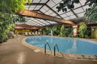 Greenfield Inn & Suites Elizabethtown, KY I65 Exit 94