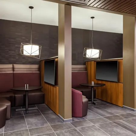 Courtyard Indianapolis West-Speedway Отели рядом с достопримечательностью «Поле для гольфа "Риверсайд"»