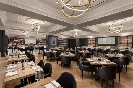 The Sutton Place Hotel Vancouver Отели рядом с достопримечательностью «Центральная библиотека Ванкувер Паблик Лайбрари,»