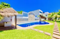 Deluxe Jacuzzi Balcony Room with Swimming Pool Air Conditioning and Parking