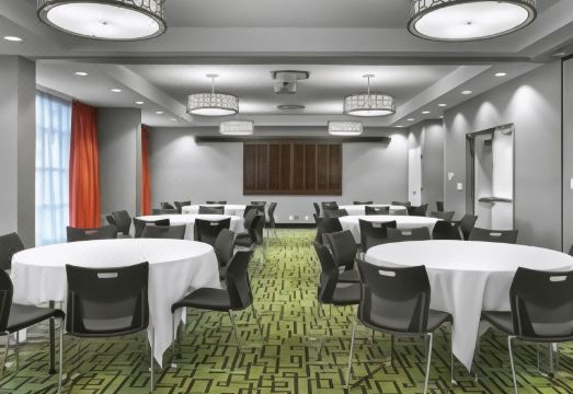 1. 햄프턴 인 바이..