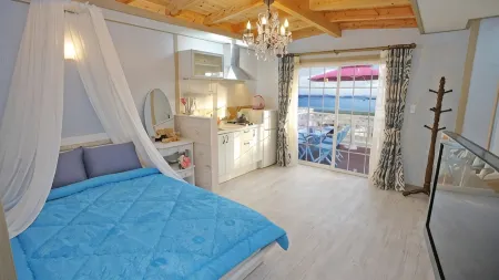 Taean Sea and White Lighthouse Pension Отели рядом с достопримечательностью «Mallip'o-haesuyokchang»