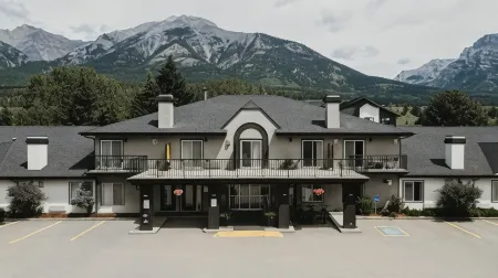 Northwinds Hotel Canmore Отели в г. Канмор