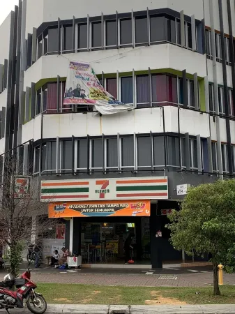 Family Friendly HomeStay at Setia Alam, Modern,  Cozy & Fully Furnished Отели рядом с достопримечательностью «UITM Puncak Perdana»