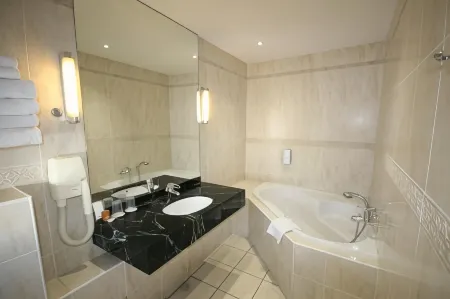 Hotel de la Gare Troyes Centre Отели в г. Ла-Ривьер-де-Кор