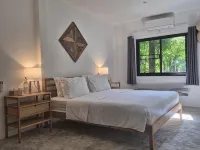더 무어링 리조트 마캄 베이 주변 호텔