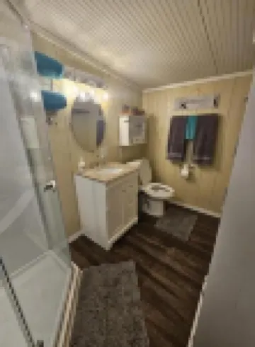 Cottage slps 4 with 2 beds, ice mach, washer/Dryer,kitchenette,hot tub, pets.