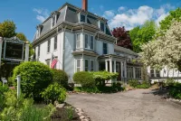 Hartstone Inn - parking