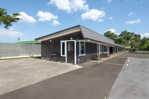 Travellers Inn Motel - Motels