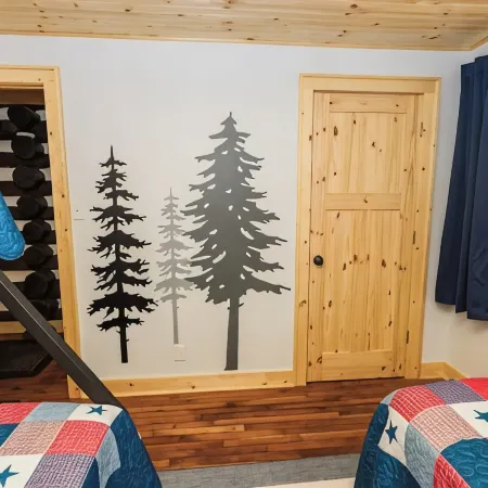 Creek side Log Cabin with hot tub in White Sulphur Springs WV