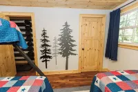 Creek side Log Cabin with hot tub in White Sulphur Springs WV