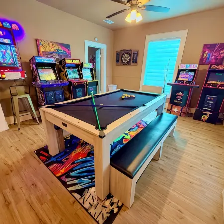 1700ft Gamers Nest 3 Bedroom 2 Bath 2 Kings 2 Queens and a Full! Bomb Backyard!