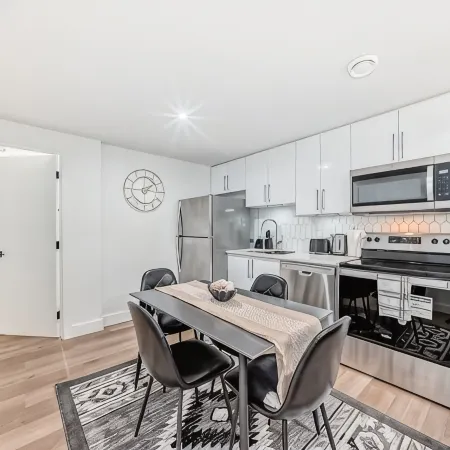 1-Bed, w/ In-Unit Washer & Dryer, Cozy Living,1-2 Min Drive to Anthony Henday!