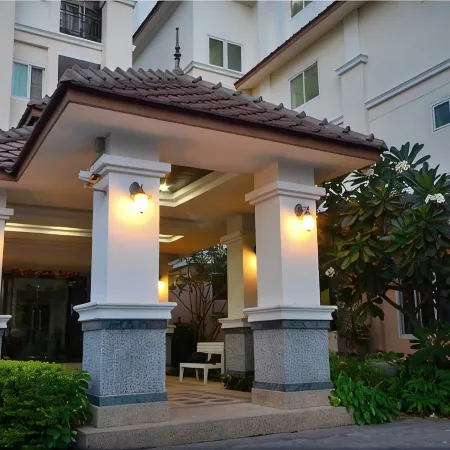 At Residence Suvarnabhumi Hotel Отели рядом с достопримечательностью «Старый город»