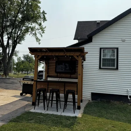 Completely Renovated on Lombardi - 3 blocks to Lambeau Field
