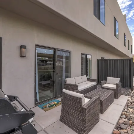 St. George 5 bdrm Adventure Retreat, national parks, sports, golf, tesla charger