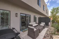 St. George 5 bdrm Adventure Retreat, national parks, sports, golf, tesla charger - Boutique