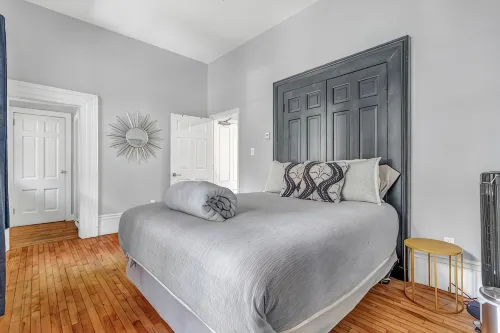 Charming first floor flat in historic old south district near waterfront - Bungalows