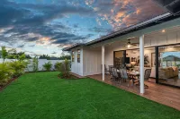 Beautiful Luxury Home, Walking Distance to Shops, Beaches & Fine Dining! - balcony