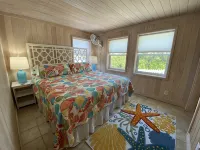 Pink Bikini Apartment with Dock, Green Turtle Cay - キッチン