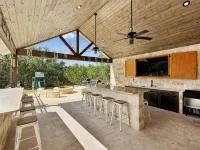 Stunning 6 Bedroom vacation home with pool & hot tub 5 minutes from Frio River! Hotels in Concan