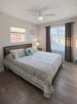 A Tropical Paradise, 2-bedroom townhouse with AC, WiFi, & pool in Ft. Myers