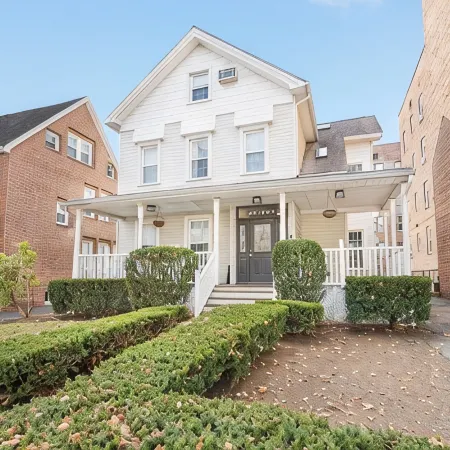 Clean, Classy, Convenient. Montclair's Best Stay! Walk to Town and Train