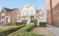 Clean, Classy, Convenient. Montclair's Best Stay! Walk to Town and Train