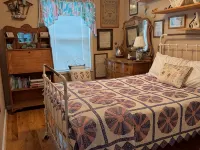 3-bedroom house in charming Colonial Beach with AC, WiFi Hotels in Colonial Beach
