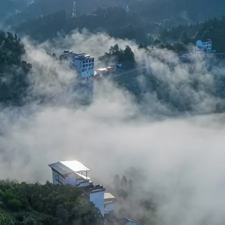 Mist-Hidden Mountain Guesthouse