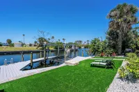 Waterfront Oasis with Boat Lift & Hot Tub in Bokeelia