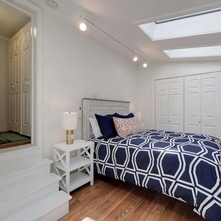 Perfect for a Weekend Getaway 5 Miles to Downtown Newport.