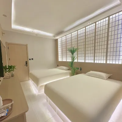 Jiji Meizhu Hotel (Tangdu Hospital Fangzhicheng Subway Station) Hotels near Baqiao