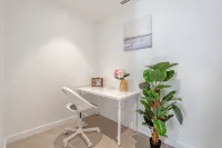 CBD Luxury| 1BR Harbour Views & Premier Facilities