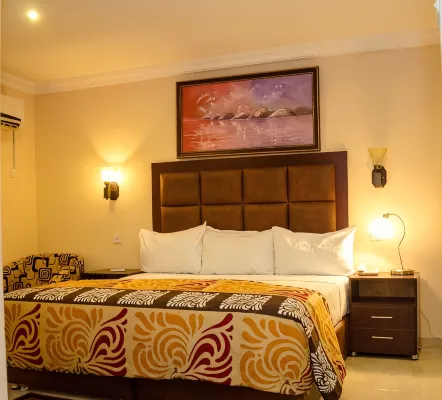 Tomats Inn and Suites