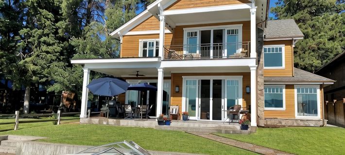 THE FOX HOUSE on Flathead Lake: Lakefront Luxury Living Отели в г. Бигфорк