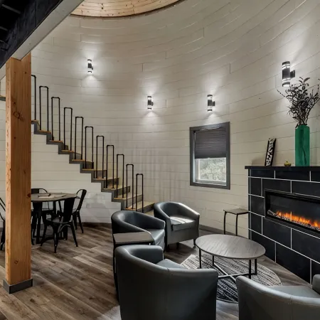 Grain Bin Cabin w/Hot Tub. 2 levels w/Balcony. 1.5 Bathrooms