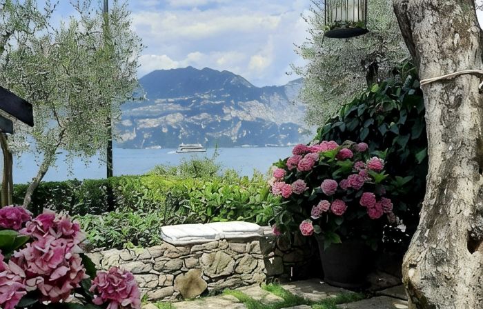 Villa on LAKE with private dock.