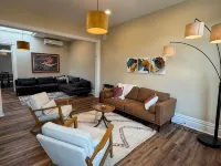 Charming Downtown Apartment with Bluff Views in Historic Decorah. Các khách sạn ở Decorah