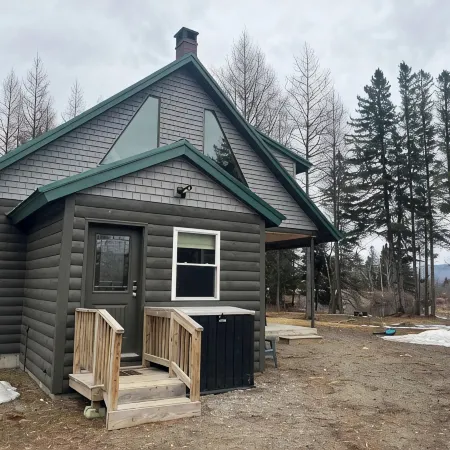 Beautiful Log Cabin on Moose River in Jackman ME Отели в г. Джэкман